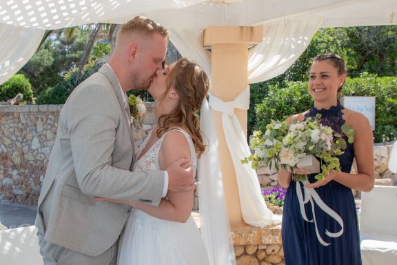 Als Hochzeitsfotograf halte ich eure schönsten Momente in authentischen, zeitlosen Bildern fest – ungestellt, emotional und voller Leben.