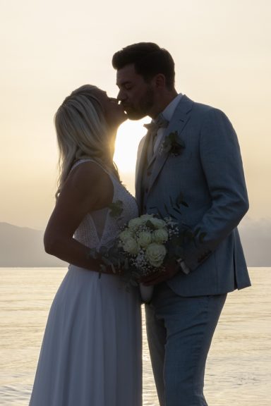 Wenn die Sonne das Meer in goldenes Licht taucht, entstehen einzigartige Erinnerungen voller Liebe, Romantik und Magie.