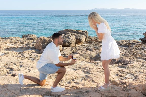 Ich plane euren besonderen Moment, organisiere das perfekte Setting und halte euren Antrag bei einem persönlichen Fotoshooting