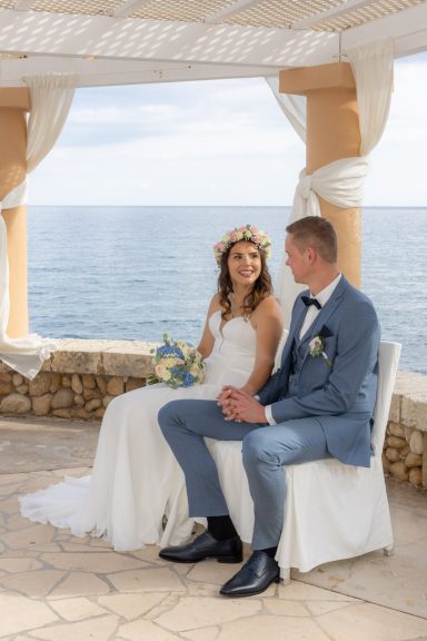 Als Hochzeitsfotograf auf Mallorca halte ich eure Hochzeit am Meer in natürlichen, emotionalen Bildern fest – authentisch und zeitlos.
