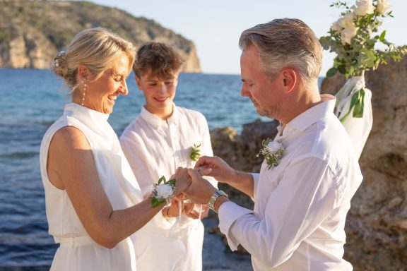 Als Hochzeitsfotograf auf Mallorca halte ich eure Hochzeit am Meer in natürlichen, emotionalen Bildern fest – authentisch und zeitlos.