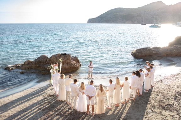 Eine Hochzeit voller zeitloser Eleganz, leiser Emotionen und besonderer Augenblicke. Das Meer als Kulisse, das warme Licht des Tages