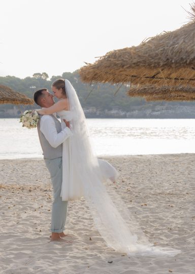 Wenn die Sonne das Meer in goldenes Licht taucht, entstehen einzigartige Erinnerungen voller Liebe, Romantik und Magie.