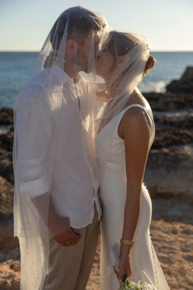 Ob barfuß am Strand oder romantisch in den Gassen der Altstadt – wir halten eure Liebe in einzigartigen Bildern fest.