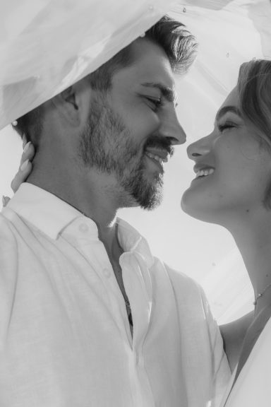 Ob barfuß am Strand oder romantisch in den Gassen der Altstadt – wir halten eure Liebe in einzigartigen Bildern fest.